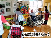 山形県特別養護老人ホームにてもぐらたたきを楽しむ高齢者様